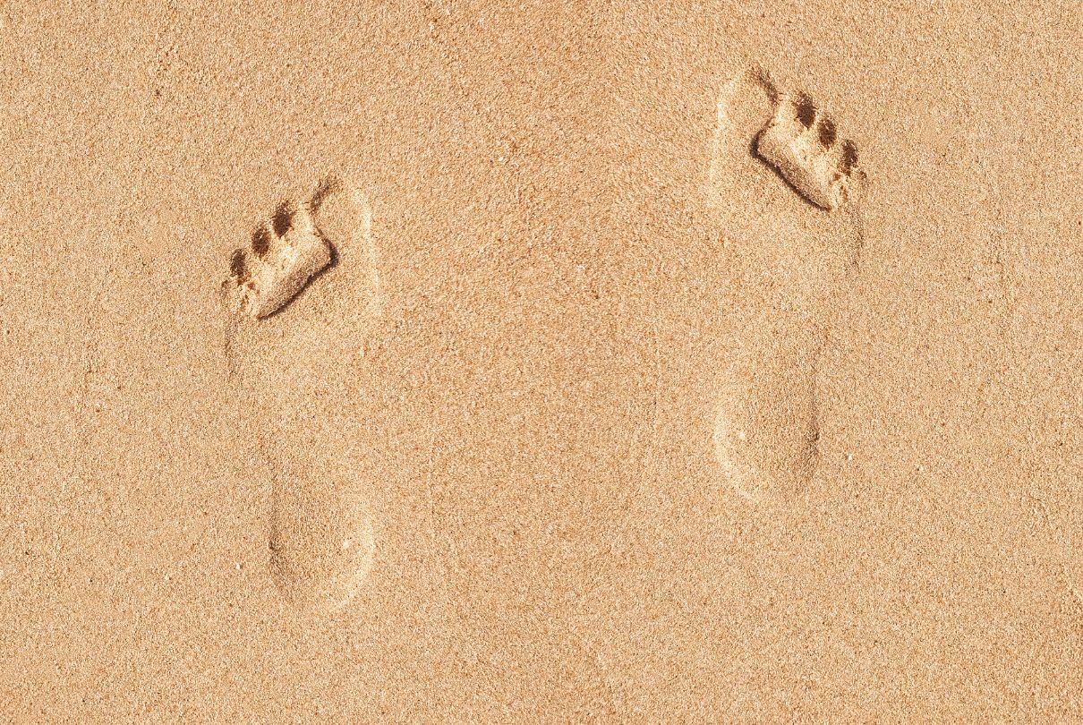 empreinte pieds dans le sable