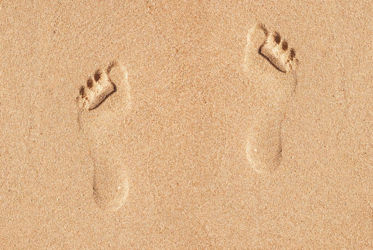 empreinte pieds dans le sable